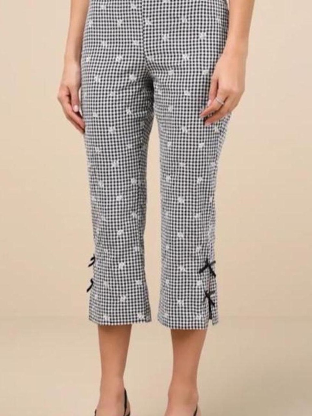 NWOT super cute Lulus gingham capris with two bows on each side small